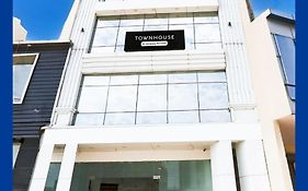 Super Townhouse Eden Garden Zirakpur